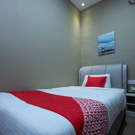 Oyo 90231 Hotel By The Park Plt Johor Bahru Esterno foto