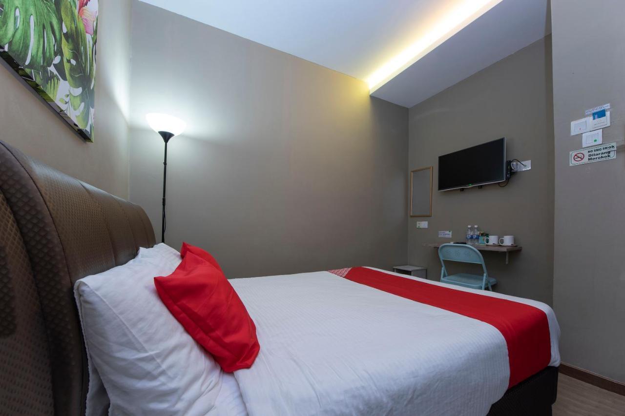 Oyo 90231 Hotel By The Park Plt Johor Bahru Esterno foto
