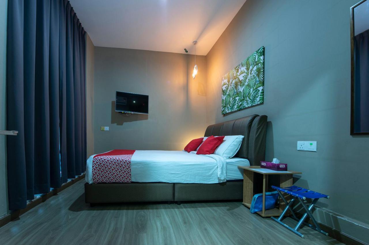 Oyo 90231 Hotel By The Park Plt Johor Bahru Esterno foto