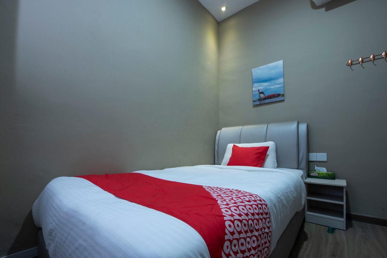Oyo 90231 Hotel By The Park Plt Johor Bahru Esterno foto